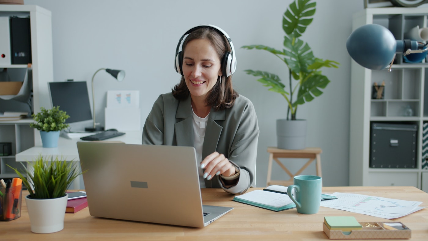 Laptop used to troubleshoot SoundCloud MP3 download errors