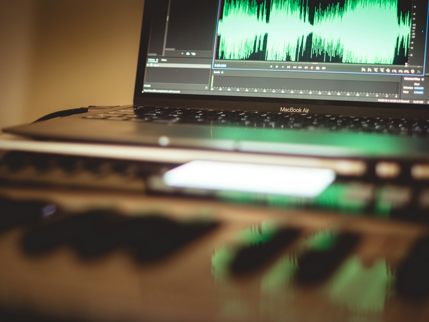 Audio waveform display for comparing MP3 AAC and WAV bitrate quality